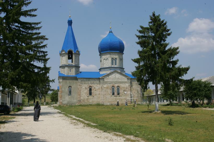 Mănăstirea: lagăr şi cămin pentru orfani