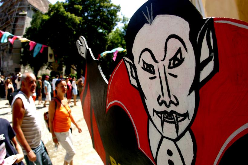 UN FESTIVAL ADOLESCENT LA VĂRSTA PRIMEI IUBIRI 18361320