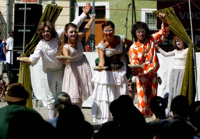 UN FESTIVAL ADOLESCENT LA VĂRSTA PRIMEI IUBIRI 18361333