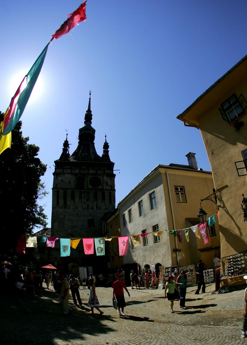 UN FESTIVAL ADOLESCENT LA VĂRSTA PRIMEI IUBIRI 18361334