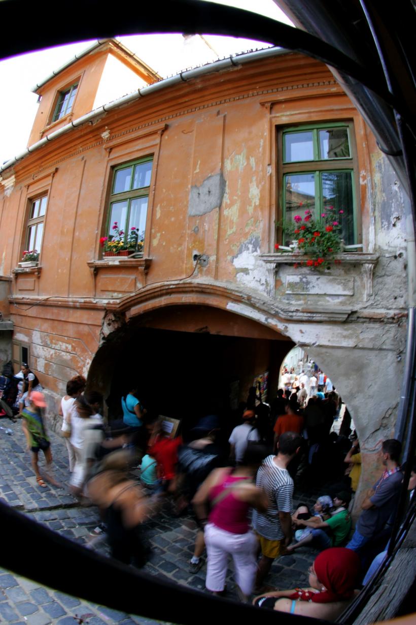 UN FESTIVAL ADOLESCENT LA VĂRSTA PRIMEI IUBIRI 18361335