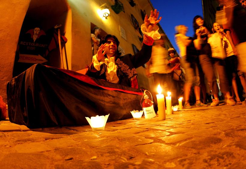 UN FESTIVAL ADOLESCENT LA VĂRSTA PRIMEI IUBIRI 18361338