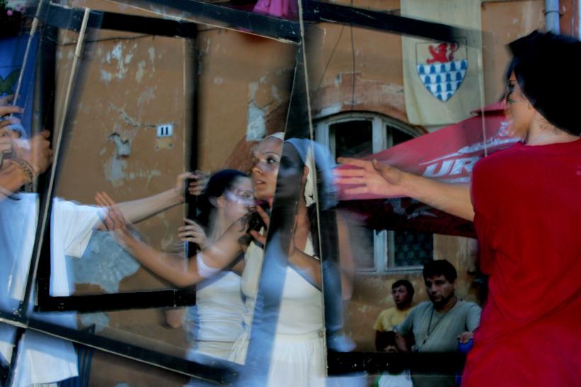 UN FESTIVAL ADOLESCENT LA VĂRSTA PRIMEI IUBIRI 18361339