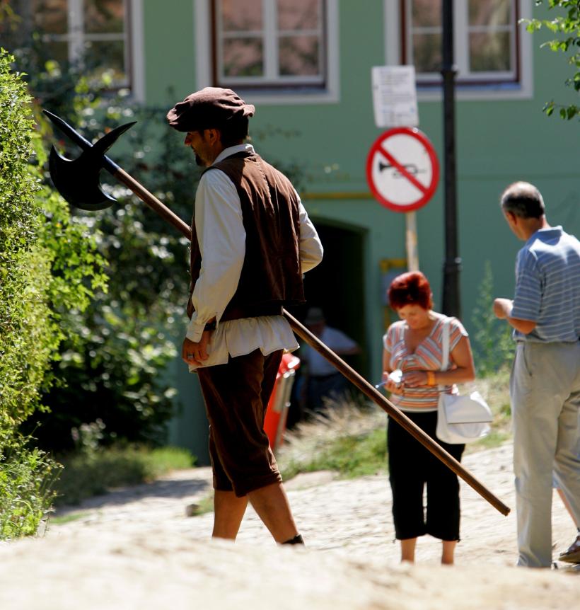 UN FESTIVAL ADOLESCENT LA VĂRSTA PRIMEI IUBIRI 18361340