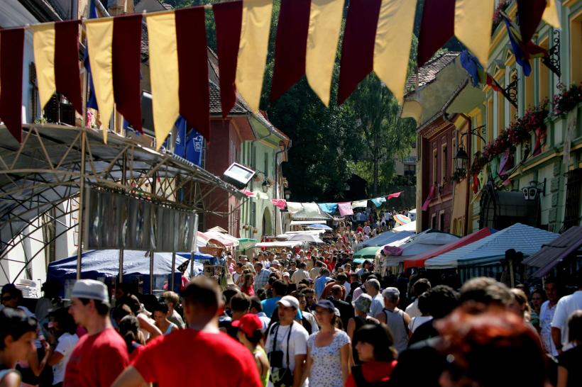 UN FESTIVAL ADOLESCENT LA VĂRSTA PRIMEI IUBIRI 18361341