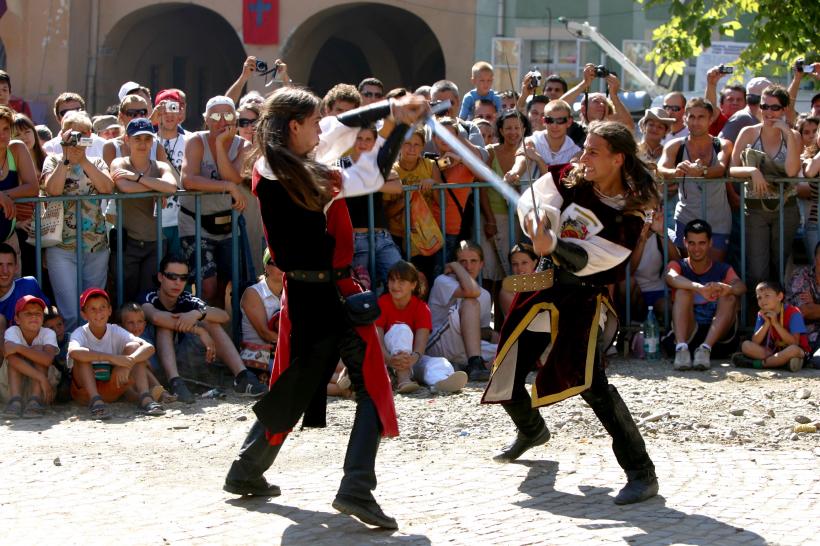 UN FESTIVAL ADOLESCENT LA VĂRSTA PRIMEI IUBIRI 18361342