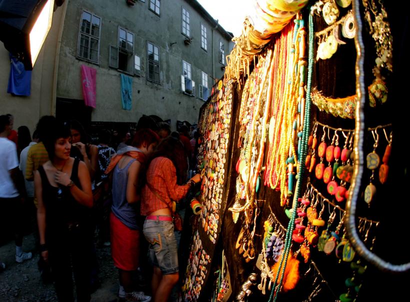 UN FESTIVAL ADOLESCENT LA VĂRSTA PRIMEI IUBIRI 18361353