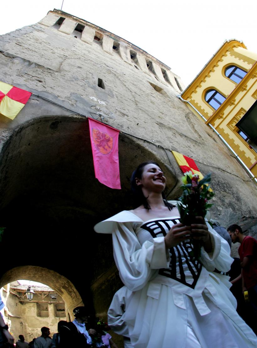 UN FESTIVAL ADOLESCENT LA VĂRSTA PRIMEI IUBIRI 18361374