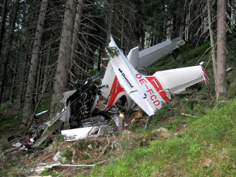 Accident aviatic / Pasagerii aeronavei prăbuşite in munţii Căpăţănii descarceraţi 


