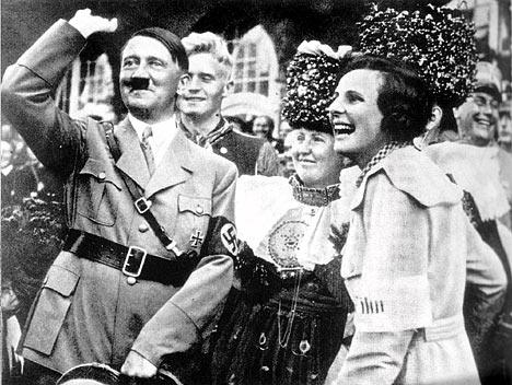 Scrisorile Fuhrerului/ Aş dori să fi căţeluşul meu micuţ, dragul şi iubitul meu Adolf