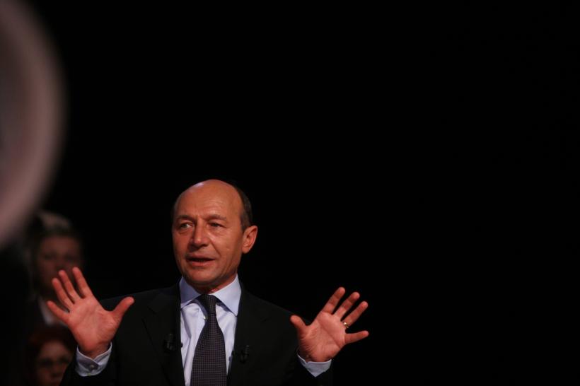 Orban pune portareii pe Basescu
