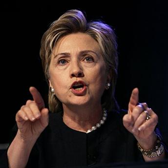 Hillary Clinton acuză: Bush a acaparat puterea!