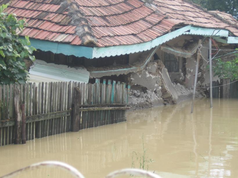 Zeci de gospodării inundate in Vrancea 