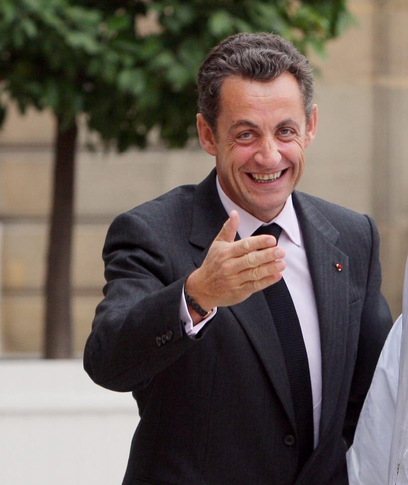 Nicolas Sarkozy dă cu flit jurnaliştilor care il intreabă despre divorţ