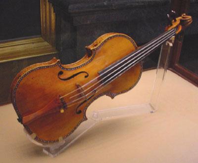 Vioara Stradivarius Elder Voicu merge in turneu prin Romănia