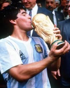 Balonul de Aur primit de Maradona, furat dintr-o expoziţie din Buenos Aires