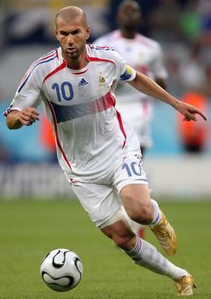 Zinedine Zidane revine în fotbal