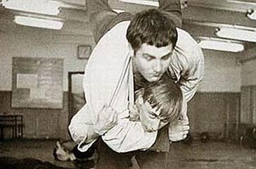 Imaginea lui Vladimir Putin, corectată de un atrenor de judo