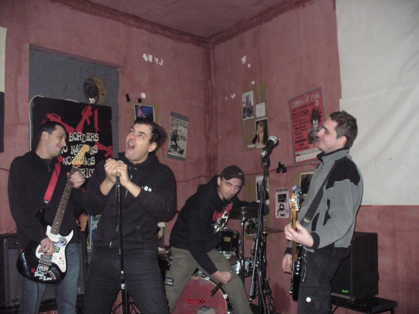 Dead Ceausescus, live in Bar Pirat