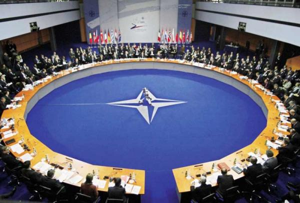 Summitul NATO prin ochii AFP: Bucureştiul sub asediu!