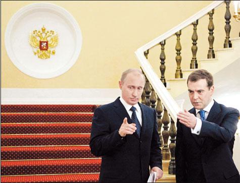 Dmitri Medvedev se teme de subminarea autorităţii la Kremlin