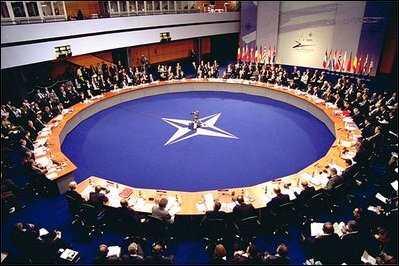 NATO, sinonim cu duşmanul pentru ruşi