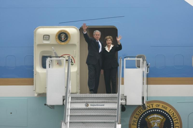 Bush, în România - Preşedintele SUA se va întâlni azi la Neptun cu şeful statului