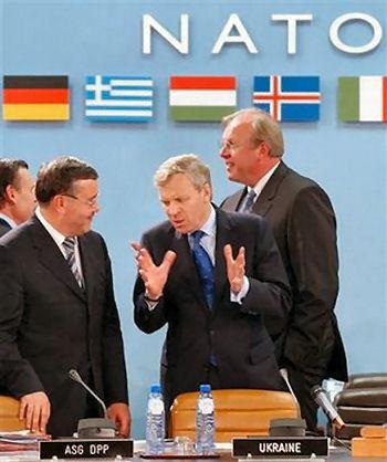 Summit NATO / Liderii NATO îl aduc pe Putin la masa dialogului