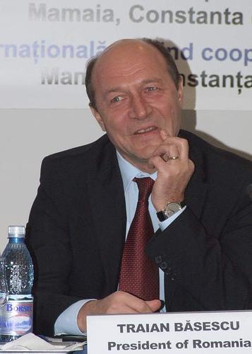 Traian Băsescu: Am acasă doi papagali. Unul îmi zice tată, altul mă informează!