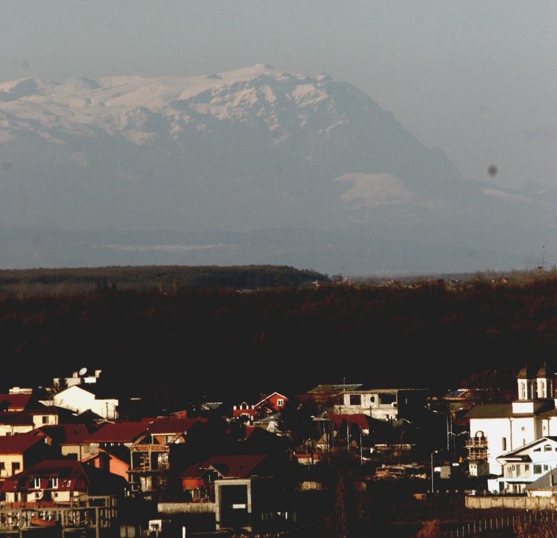 Vedere cu munţi şi zăpadă de la Bucureşti