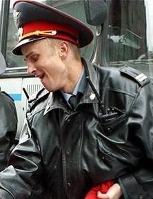 „Nişte ţărani”, între spot publicitar şi imaginea poliţistului român