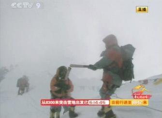 Flacăra olimpică a urcat Everestul