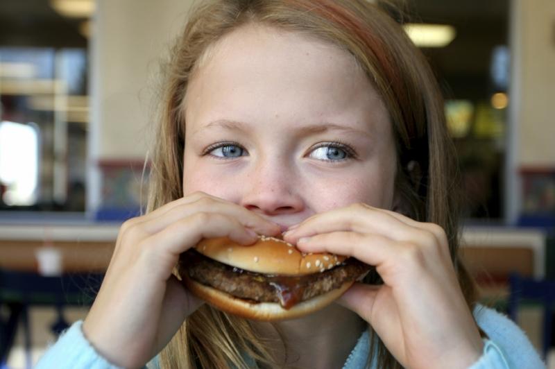 Alimentele fast-food vor fi interzise în şcoli