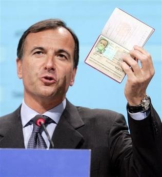 Franco Frattini: Cetăţenii care nu sînt din spaţiul Schengen trebuie amprentaţi la frontiere