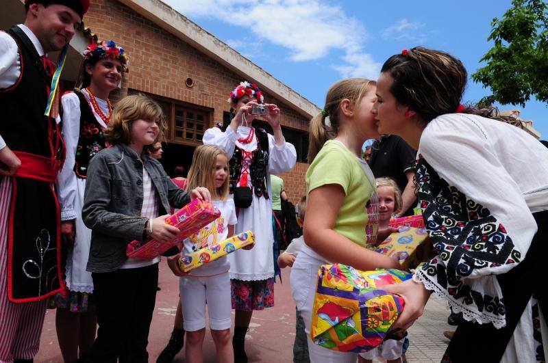 De 1 iunie, copiii români din Castellon au dat jucării copiilor polonezi