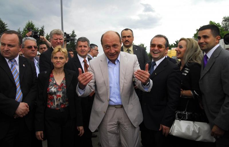 De-ale campaniei - Băsescu, la braţ cu PD-L