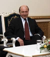 Traian Băsescu a scăpat de micul gigant şi a pus şi bani la ciorap