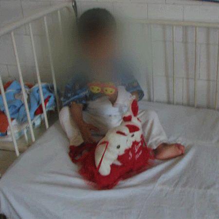 PITEŞTI / Copil legat de pat în spital