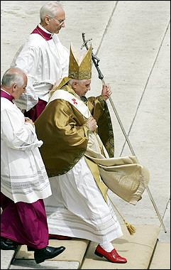 Vaticanul dezminte: Papa nu se îmbracă de la Prada!