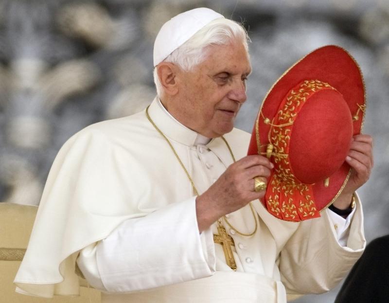 Papa Benedict nu se îmbracă de la Prada