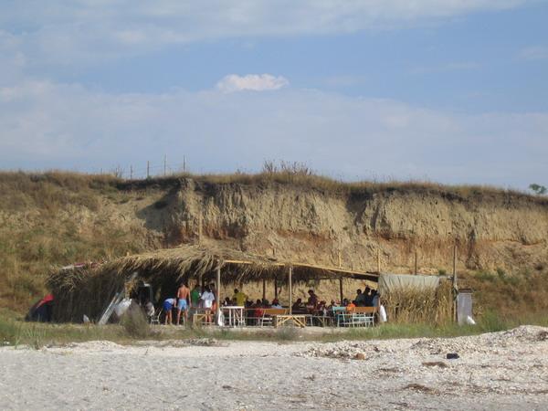Litoral/ Buldozerele încep demolarea beach-barurilor ilegale