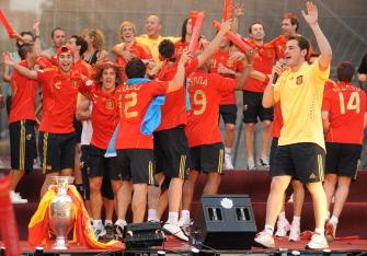 EURO 2008 / Victoria Spaniei creşte recordul la vîndut tricouri şi bere, dar nu ajută economia naţională