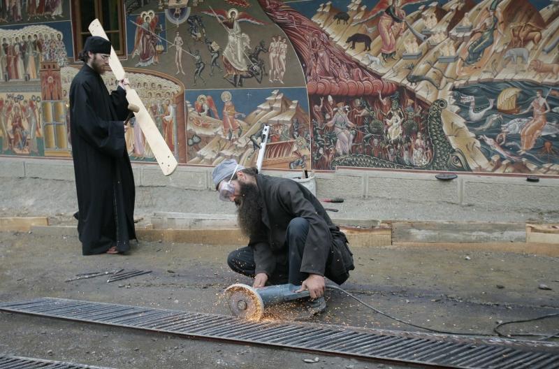 Mănăstirea din buza pădurii