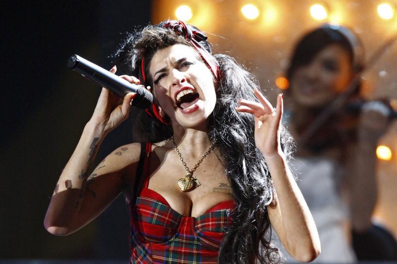 Amy Winehouse atacă un al treilea fan  