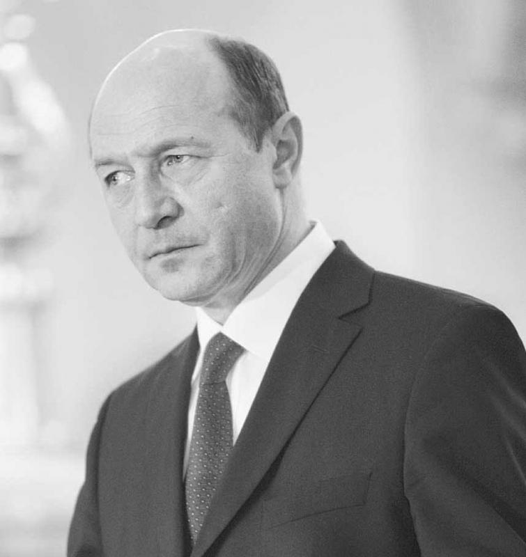 Alro şi Petrom, vîndute pe semnătura lui Băsescu