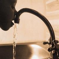 Instalaţiile degradate îi determină pe români să renunţe la consumul de apă potabilă. 