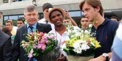 Samuel Eto’o a fost primit cu flori în Uzbekistan