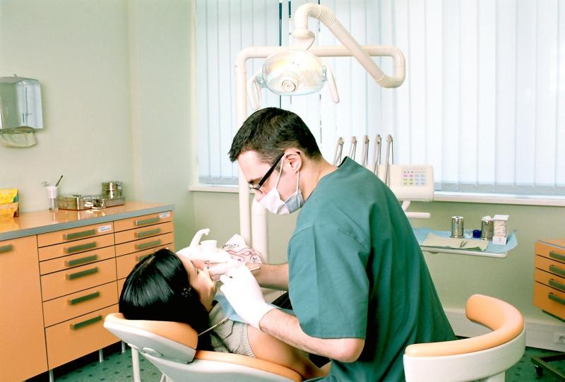 Campanie: "cît de sănătos este zîmbetul tău?" - Preveniţi parodontoza