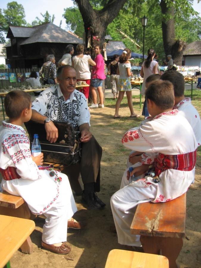 Muzeul satului 18363777