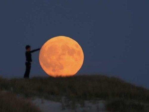 Fotoreportaj - La joacă cu luna 